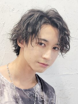 フィフス 原宿(fifth) センターパート波巻きツイストスパイラルパーマツーブロック