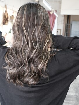 マリアナ(Mariana) ハイライトショートヘアレイヤーカットダブルカラー