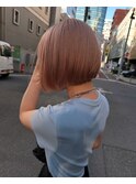 切りっぱなしボブハイトーンピンクベージュカラー