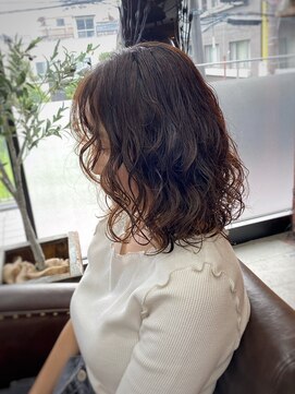 コモレビ(komorebi) 【山本智文】外国人風スパイラルパーマレイヤー