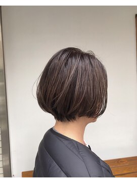 カウチ(Kauti) レザーカット前下がりのボブ