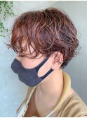 パーマショート、オレンジカラー、ハイライト、耳掛け