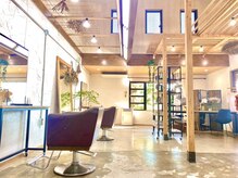 アドア ヘアーステージの雰囲気（広い店内はお隣を気にせず過ごしていただけます＊）