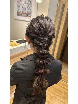 アロマヘアルーム 横浜店(AROMA hair room) 編み下ろしローポニー／大人可愛い／抜け感アレンジ/横浜西口