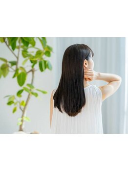 これまでの"髪質改善"の概念を覆すほどのトリートメントで、毛先まで潤い溢れる滑らかな仕上がりに…♪