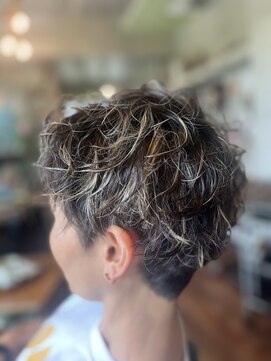 ピスパロ(PISPALO) 緩めショートパーマ＋ハイライト