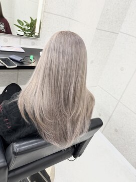 グレージュ×レイヤーカット／池袋/ダブルカラー／ハイトーン