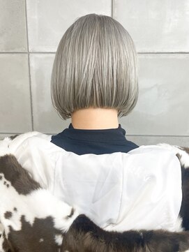 トゥコ(tuco) ボブ内巻きボブハイトーンカラーブロンドカラーシルバーカラー