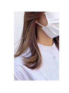 ヴァロ(Valo) ラベンダーベージュ/インナーカラー/ミディアム/外はね