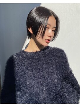 エアー 青山(AIR) 丸みショート前下がりセンターパートハンサムくびれショート