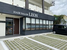 レオン 読谷店(LEON)の雰囲気(店舗前と後ろに駐車場(11台)がございます。)