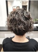 大人の無造作パーマショート