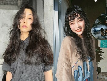 アイン(eim)の写真/【自然で動きのあるパーマ 】似合わせ×トレンドのくしゅっとパーマやおしゃれなウェーブは〈eim〉で