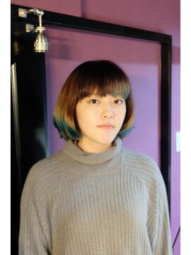 あの日みた夕陽のオレンジ グラデカラーでつくる遊び心たっぷりショートボブ