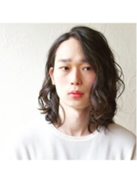 ヨナサン(Yona Saint) ポエティックなメンズロングヘア。