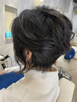 ポノ(pono) 前下がりショート+パーマのコンビで凛とした大人女性に!