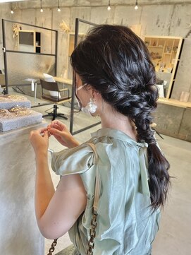 リタ 枚方(Rita) 20代30代お呼ばれ大人かわいい編み込み風編みおろしスタイル