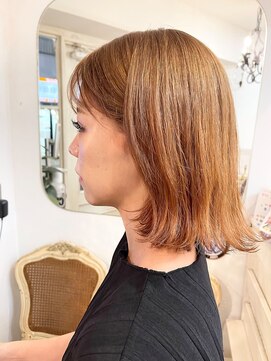 アミュレ(Amule) イエベ明るめハイトーン秋カラー前髪あり外ハネミディアム梅ヶ丘