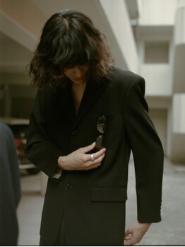 イシ(isi)の写真/トレンドを超えた個性を求めるメンズへ、特別なデザインを。あなたのスタイルを楽しむ空間。