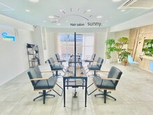 サニー 西中島店(sunny.)の雰囲気（日の光が開放的な店内［髪質改善/ブリーチ/ダブルカラー/Men's］）
