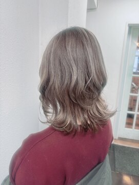 ジェナ(Jena) ミディアム　ハイライト　グレージュ　横浜