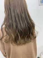 ホワイト(WHITE HAIR@NICOLA)&nbsp;ふんわりロング×柔らかベージュ