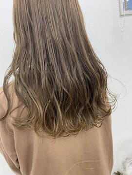 ホワイト(WHITE HAIR@NICOLA) ふんわりロング×柔らかベージュ