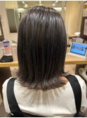 外ハネくびレイヤーミディアムボブ×ブルー系ハイライト