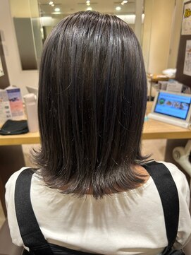 エヌアンドエーコンティ(N&A CONTi) 外ハネくびレイヤーミディアムボブ×ブルー系ハイライト