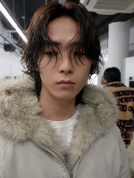 ピア ヤクイン(Pia Yakuin) センターパート×パーマ