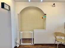 サニーヘアー(SUNNY hair)の雰囲気（落ち着けるキッズスペース。プロジェクターも完備しております。）