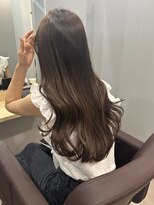 カミエ(kamie)&nbsp;透け感グレージュ×ロングで叶う大人っぽさ