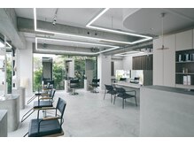 自然光の入る明るい店内で、落ち着いた空間でヘアケア時間を。