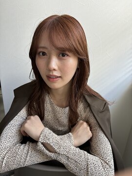 フェイスラインレイヤーミディアム外はねミディアム