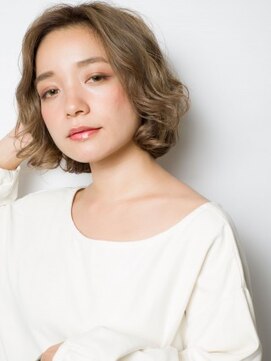 クアトログランシュ ひたちなか店(QUATRO×GranCieux) センターパート×カーリーショートボブ×ミルクティーベージュ