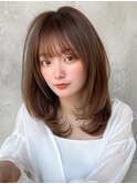 軽やかで女性らしいミディアムレイヤースタイル