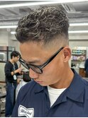 極道パーマホワイトメッシュフェード短髪メンズ髪型