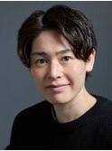 黒髪大人短髪センターパートニュアンスパーマビジネスショート
