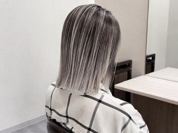 グラムアッシュ(GLAM ASH)の写真/《HOT PEPPER Beauty AWARD BEST SALON SILVER受賞》白髪ぼかし/バレイヤージュで白髪は隠さず活かす時代へ