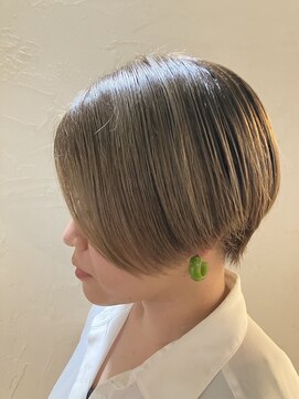 ピリナ(PILINA) グレージュ艶髪ショート