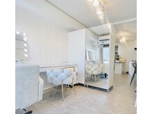 アトリエビューティーアミュ(atelier beauty AmU)の雰囲気（白とグレー・ゴールドを基調とした店内　奥にはＶＩP席２席）