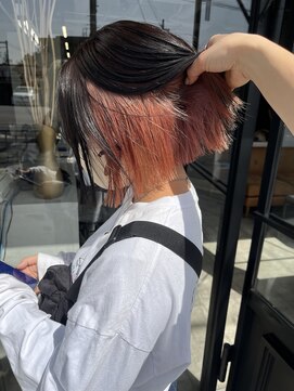 エラ(ere) インナーカラーアプリコットオレンジ　切りっぱなしミニボブ