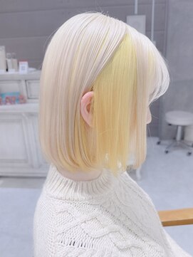 ホワイトカラーにインナーカラーイエローワンレンボブ