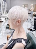 大人女性の白髪ぼかしハイトーンショート