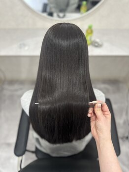 ホワイト(WHITE)の写真/髪の美しさは正しいケアから。厳選したトリートメントとハイクオリティな技術で、髪質改善を叶えます◇
