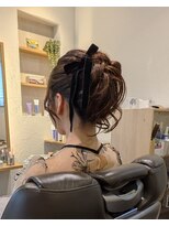 ももいろかぶとむし&nbsp;【お呼ばれ/結婚式】ベロアリボンが可愛い。ポニー風アップヘア