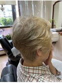 グレイヘアを生かした大人ショート