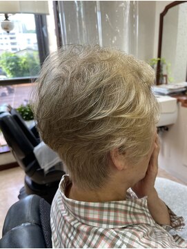 弱酸性 さとう美容室 グレイヘアを生かした大人ショート