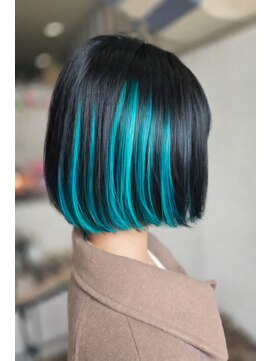 オズギュルヘア(Ozgur hair) ターコイズ切りっぱなしボブ