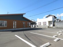 サク(SAKU)の雰囲気（駐車場は広く停めやすいです。店舗入り口正面にもございます。）